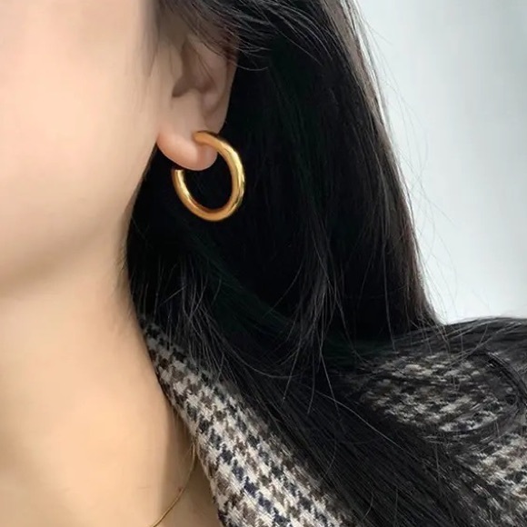 ◾️18k Gold Plated Matte Thick Circle Hoop Earrings - Picture 6 of 6